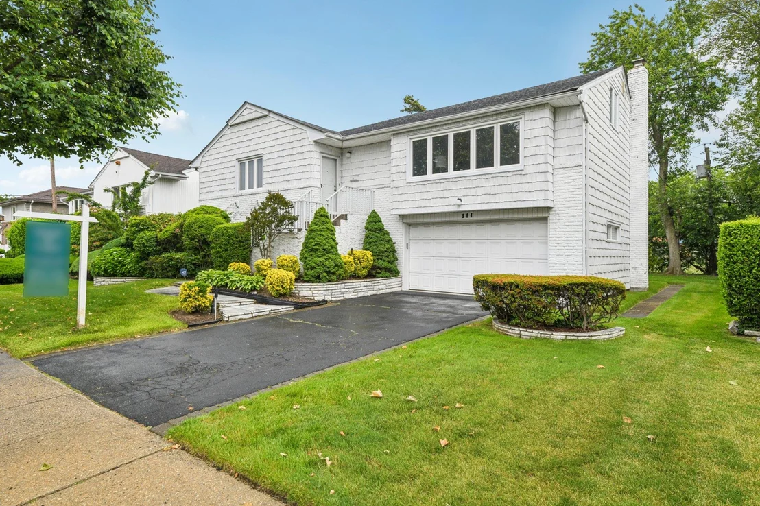 Photo of 904 Woodmere Drive