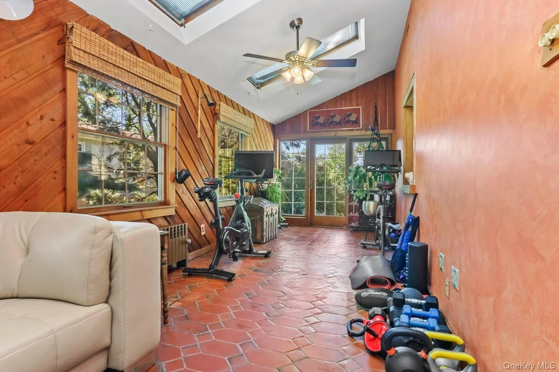 Photo of 889 James Street