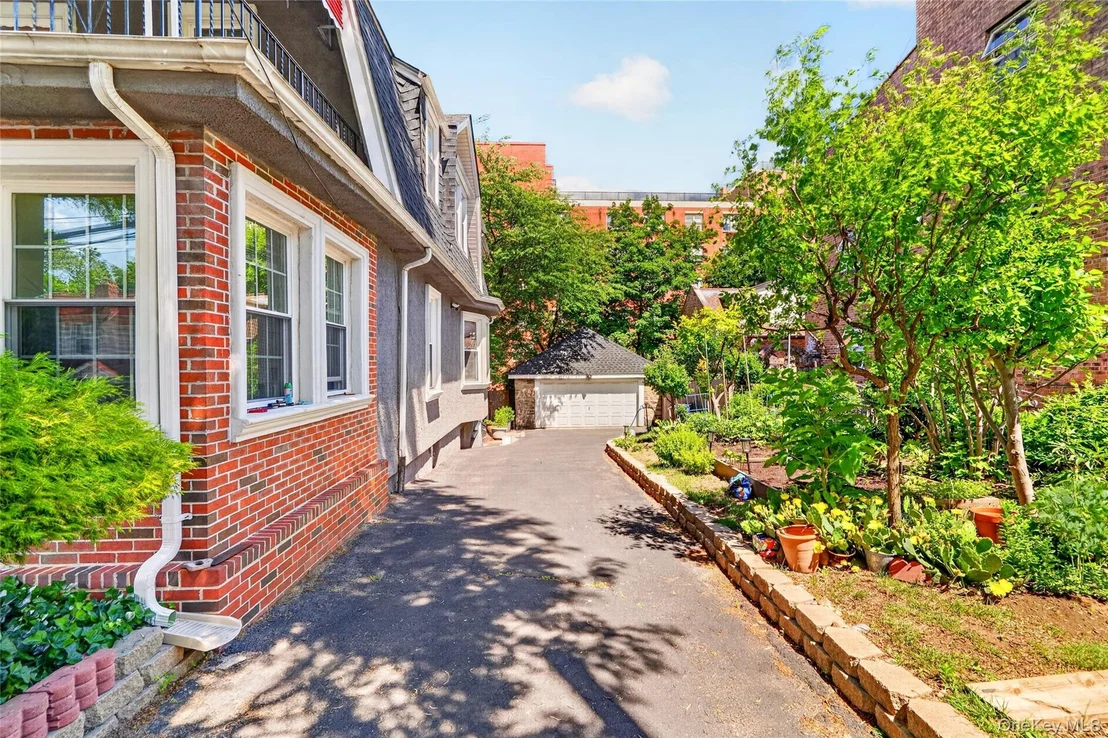 Photo of 5646 Post Road