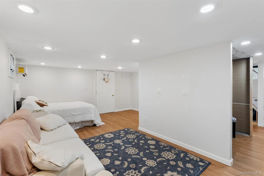 Photo of 87 Islip Avenue