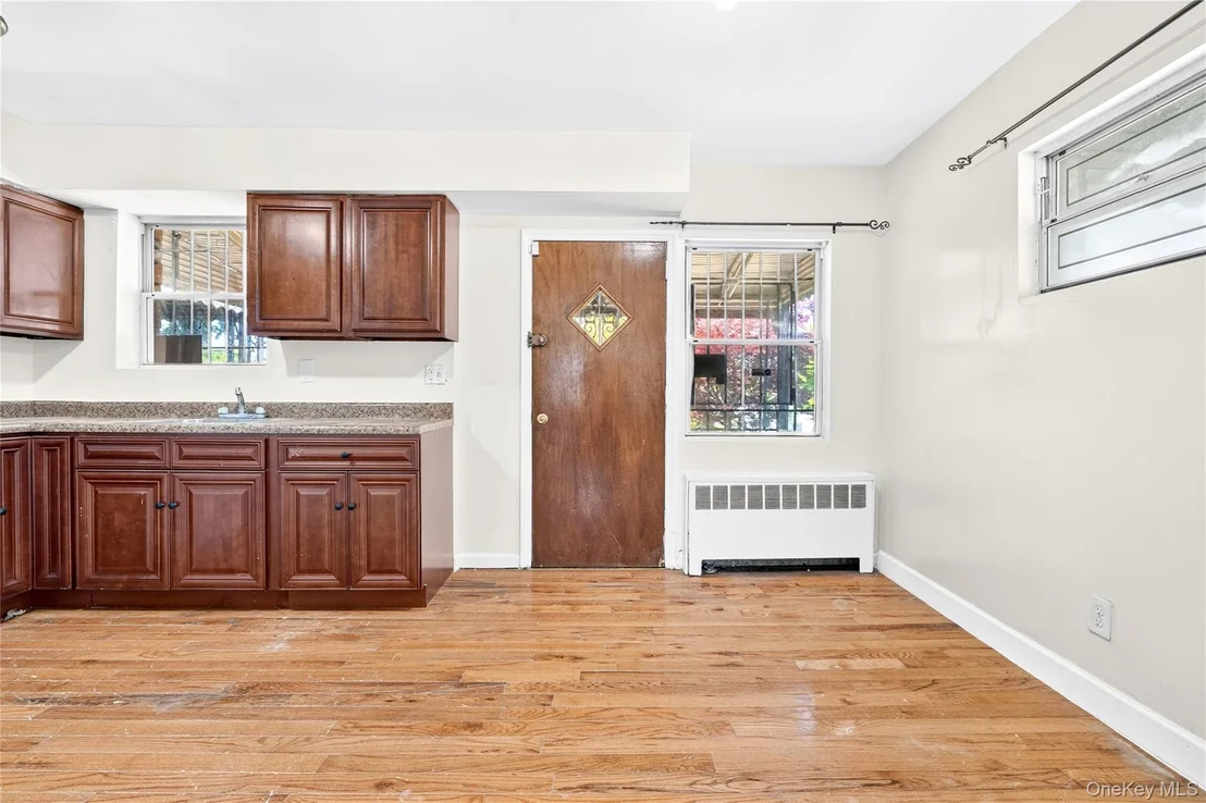Photo of 3885 Paulding Avenue