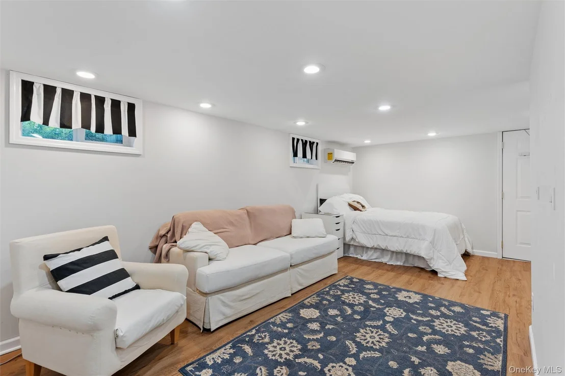 Photo of 87 Islip Avenue