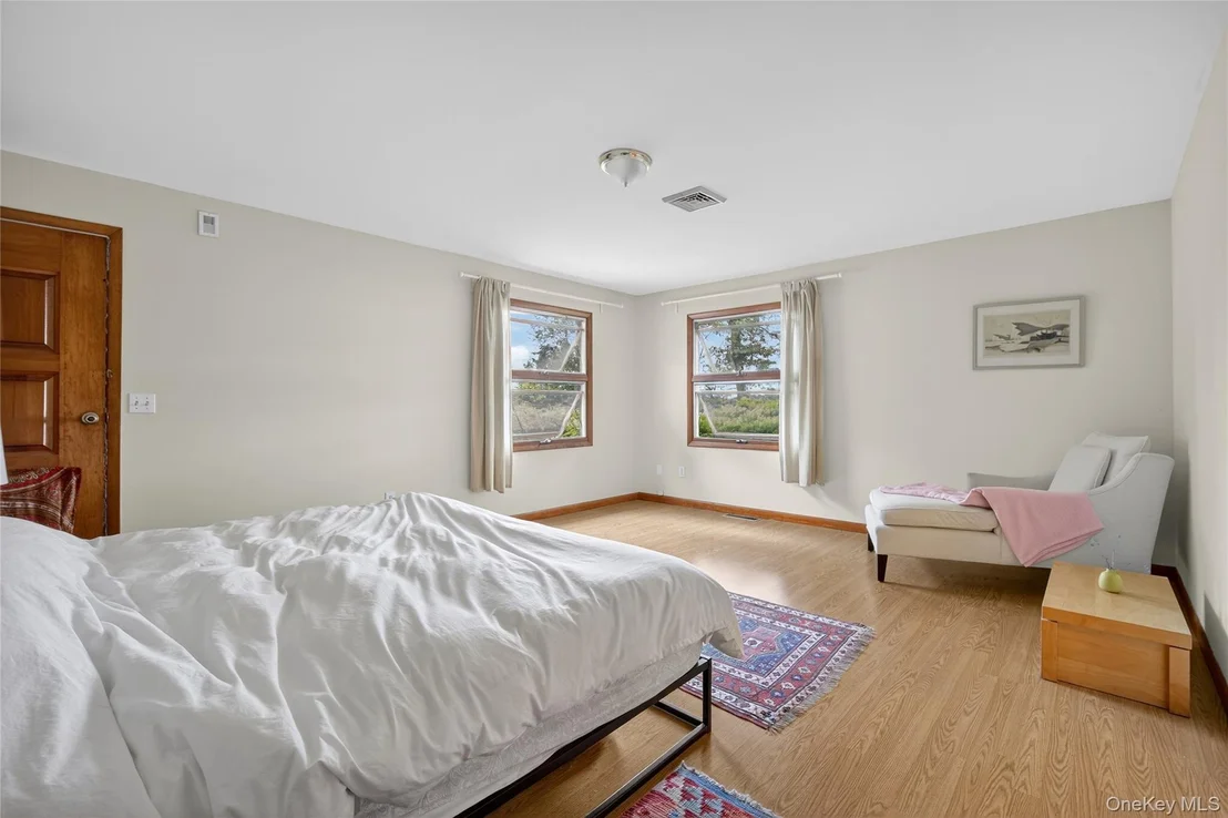 Photo of 7641 N Broadway