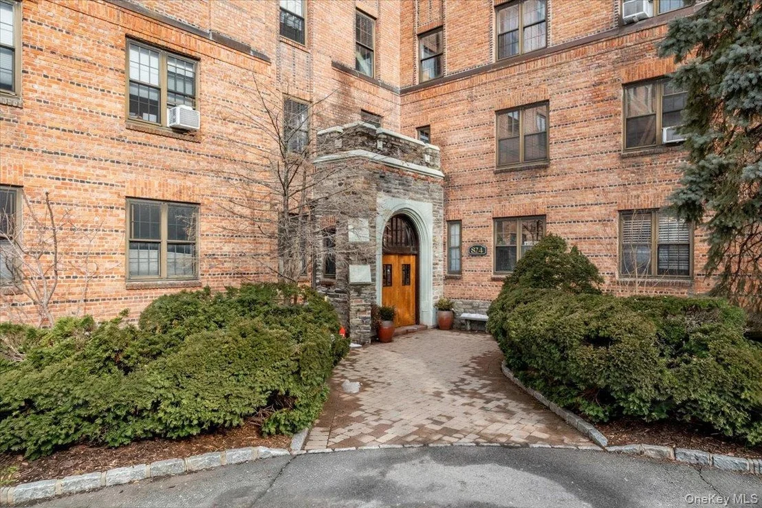 Photo of Unit 3A at 824 Bronx River Road