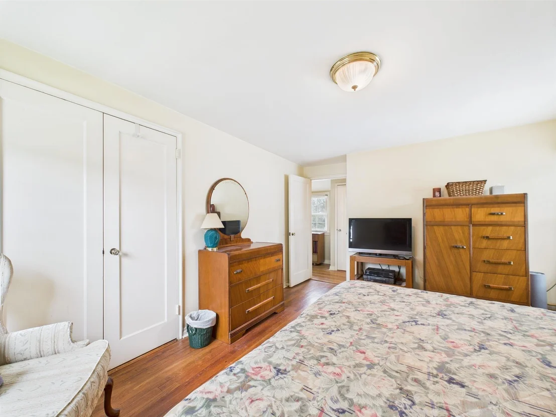 Photo of 76 Crest Road W