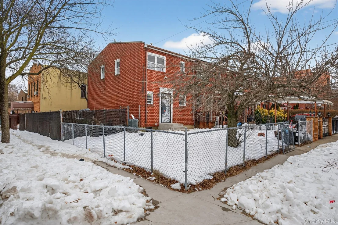 Photo of 699 Sackman Street