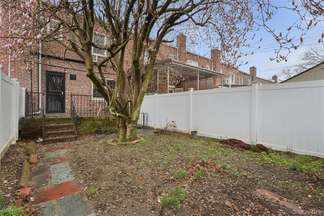 Photo of 75-23 168 Street