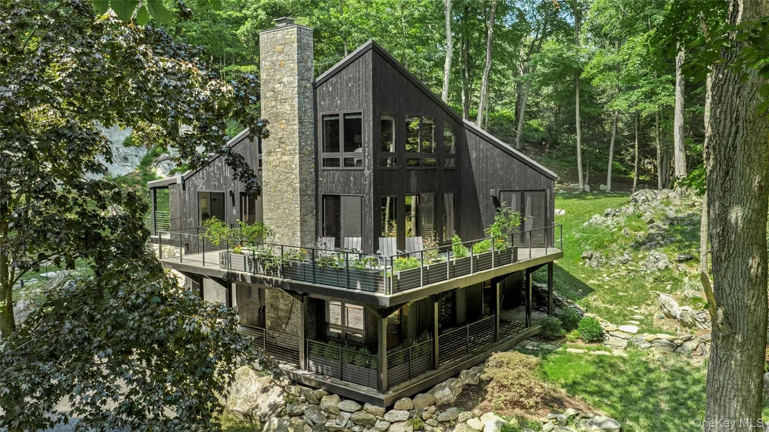 Photo of 1114 Barrett Circle W