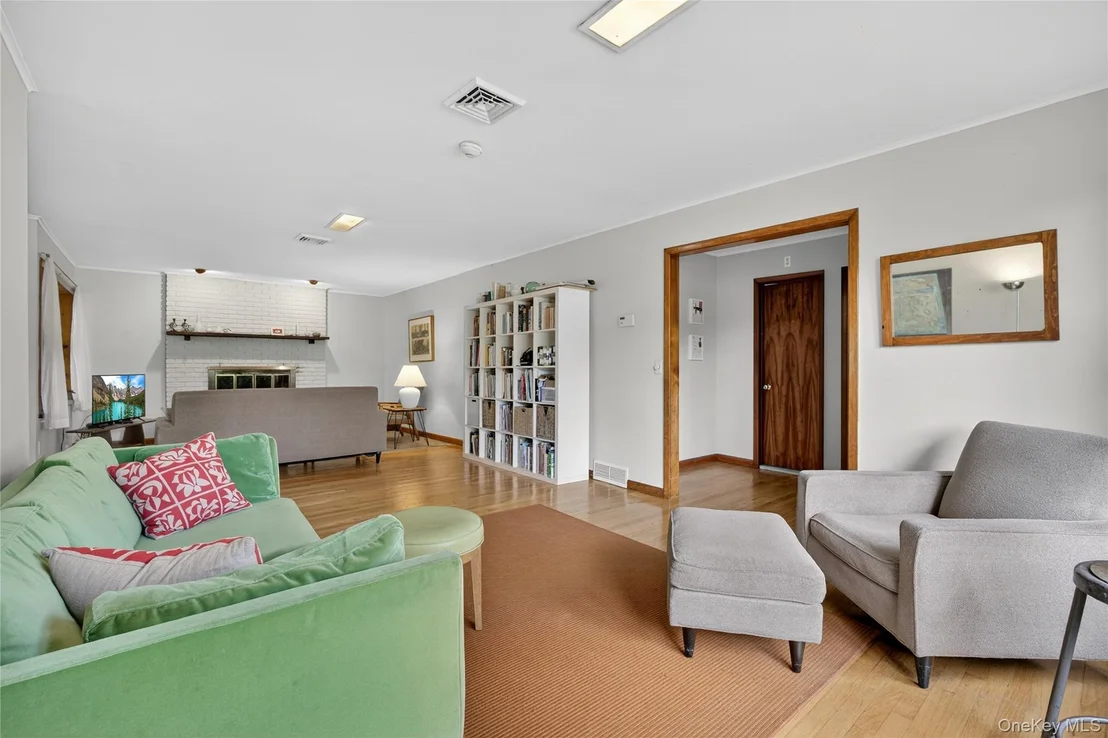 Photo of 7641 N Broadway