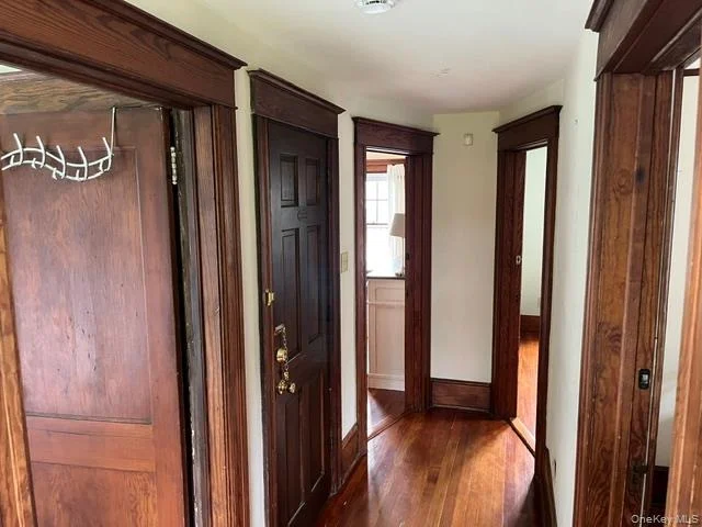 Photo of 10 Oakwood Boulevard