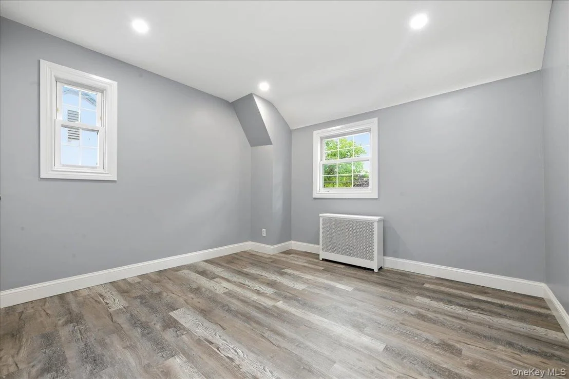 Photo of 415 Leonard Boulevard
