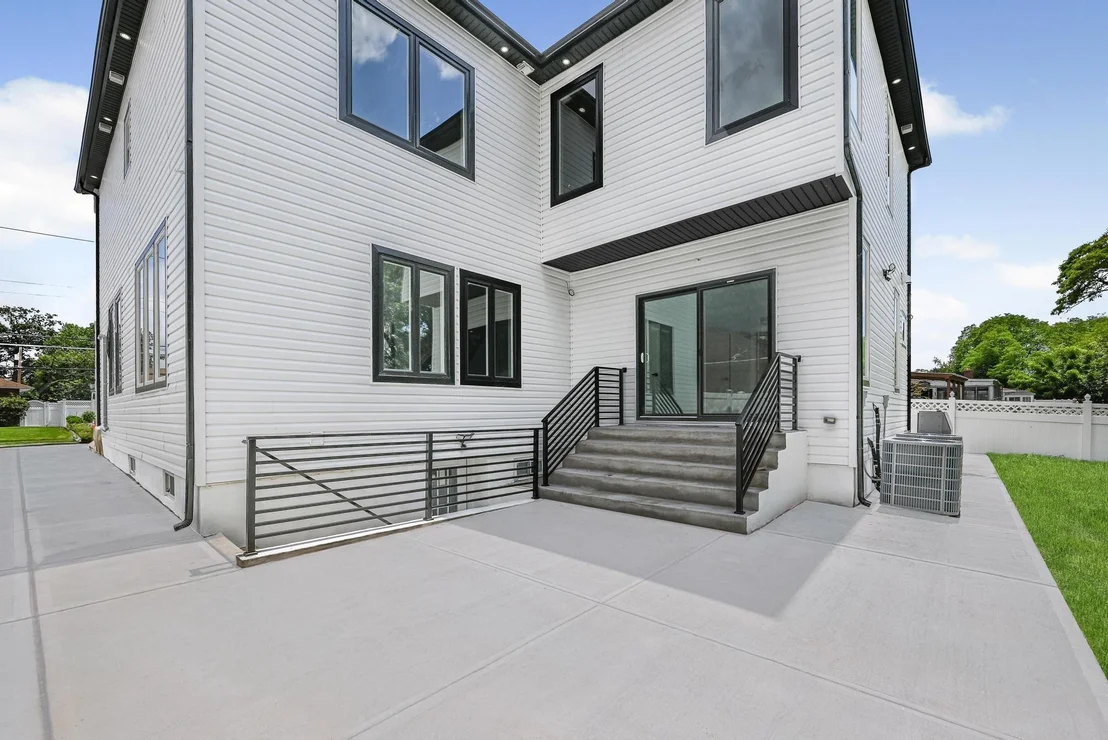 Photo of 892 Barry Drive W