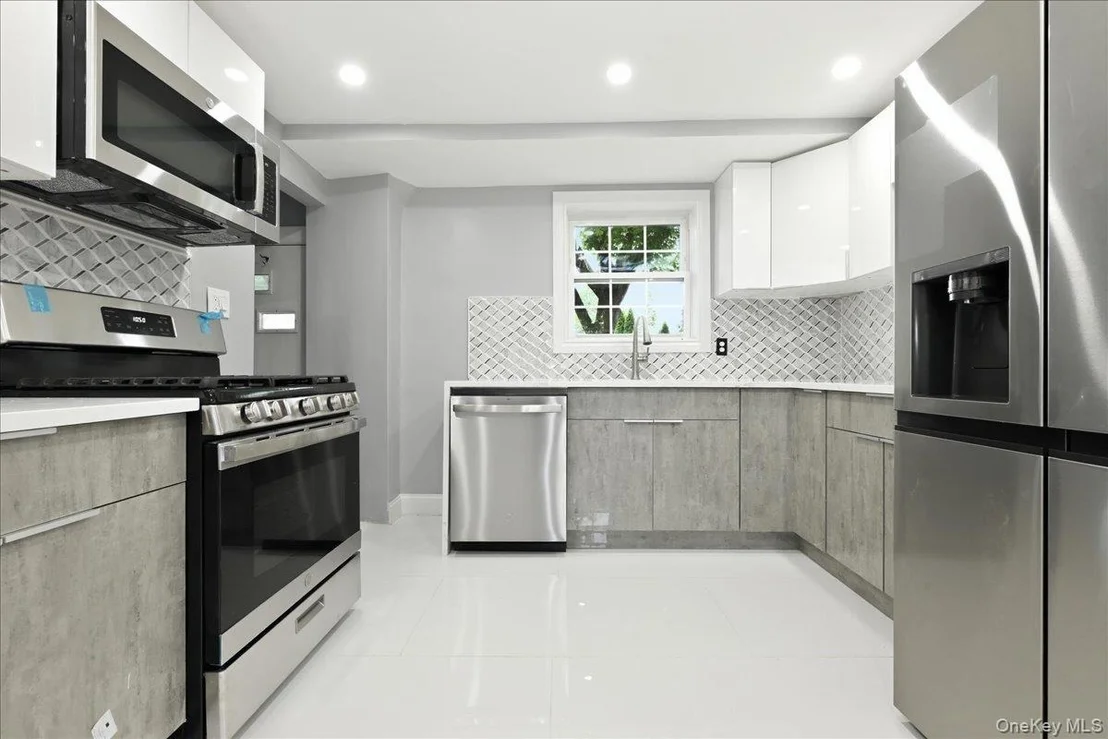 Photo of 415 Leonard Boulevard