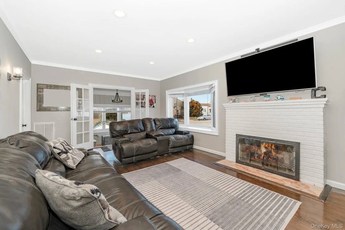 Photo of 2431 Riverside Drive