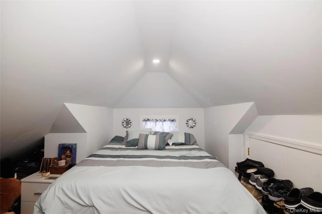 Photo of 1715 Hering Avenue