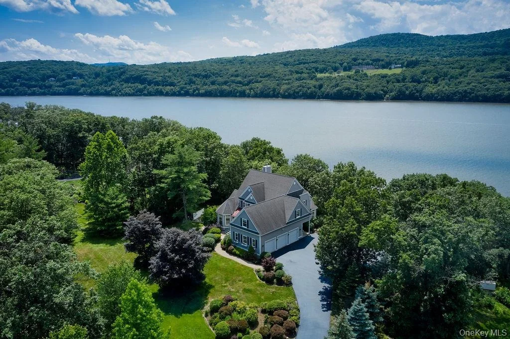 Photo of 90 River Road