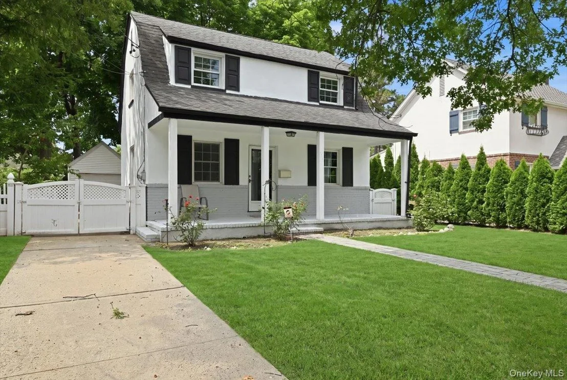 Photo of 415 Leonard Boulevard