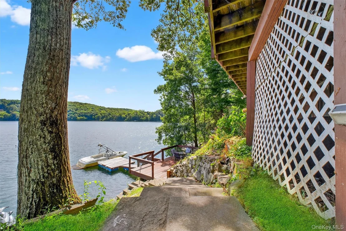 Photo of 60 LAKEVIEW DR