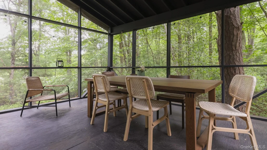 Photo of 1289 Plank Road