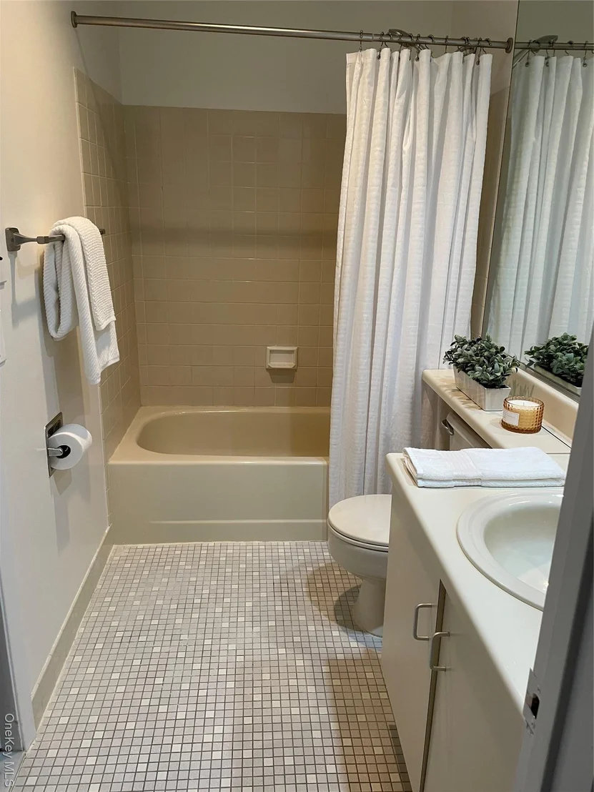 Photo of Unit 504 at 2355 Pershing Boulevard