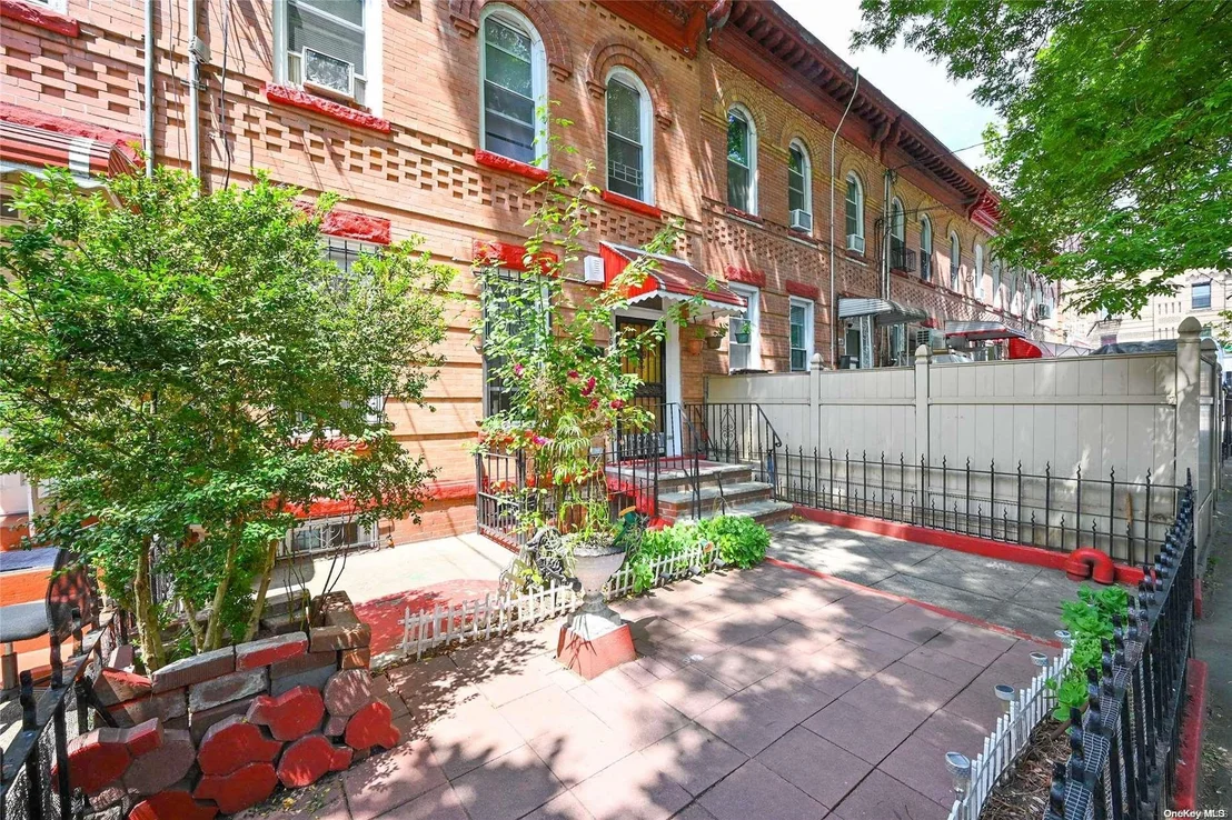 Photo of 468 Crescent Street