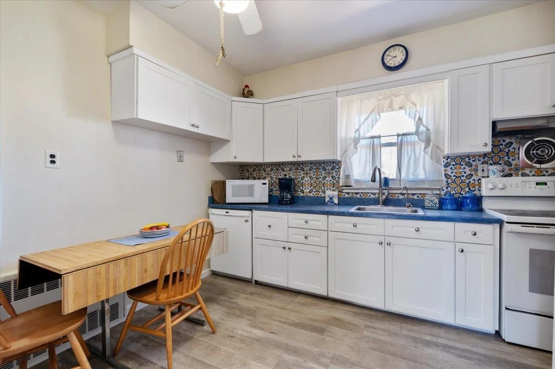 Photo of 808 De Mott Ave