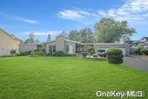 Photo of 320 Commack Road