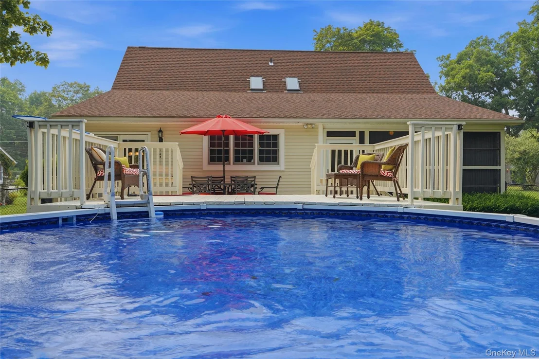 Photo of 302 Lakeside Road