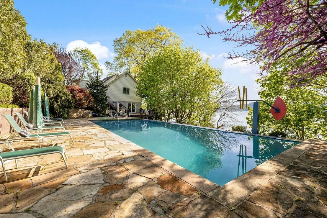 Photo of 444 River Road