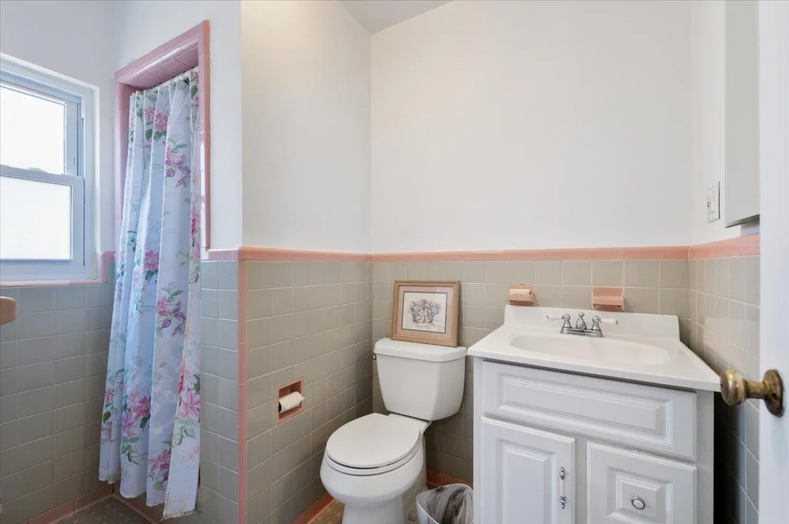 Photo of 808 De Mott Ave