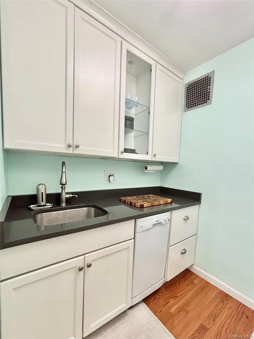Photo of Unit 4G at 804 Bronx River Rd Road