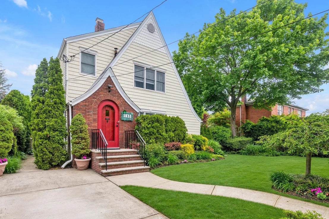 Photo of 1833 Gregory Avenue
