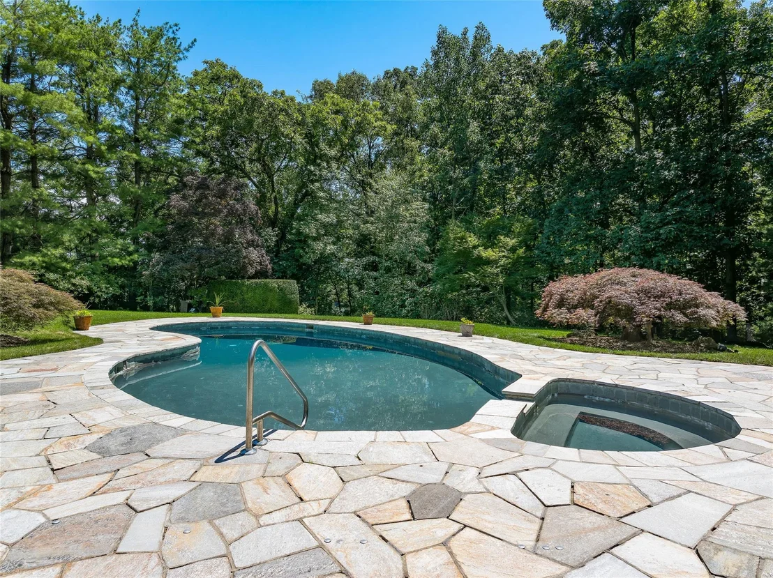 Photo of 10 Old Woods Drive