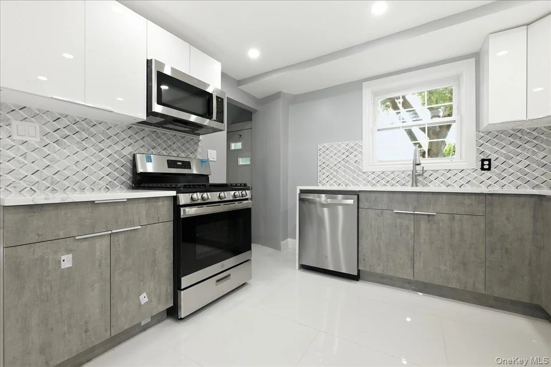 Photo of 415 Leonard Boulevard