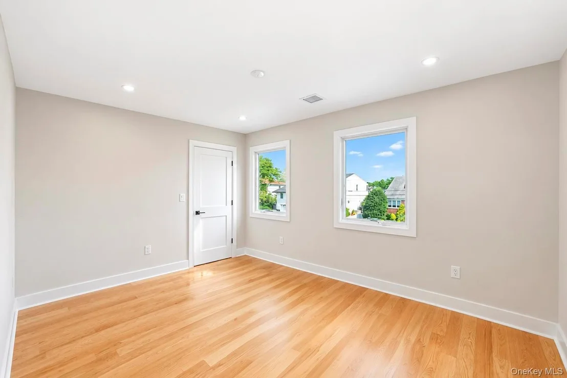 Photo of 949 Midway