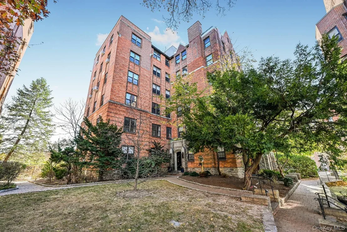Photo of Unit 2B at 828 Bronx River Road