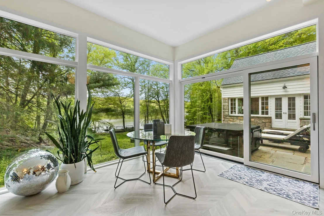 Photo of 1085 Barrett Circle W