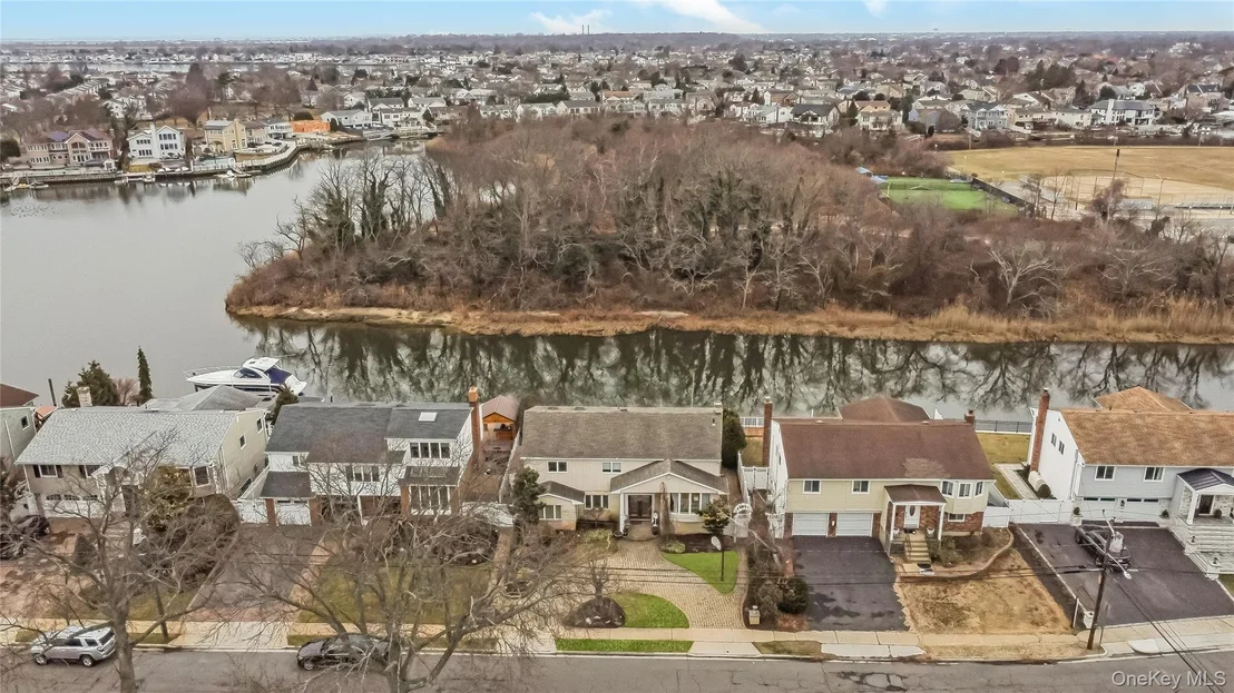 Photo of 2876 Shore Road