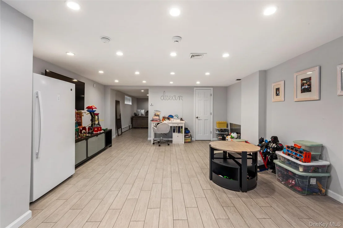 Photo of 15496 Riverside Drive