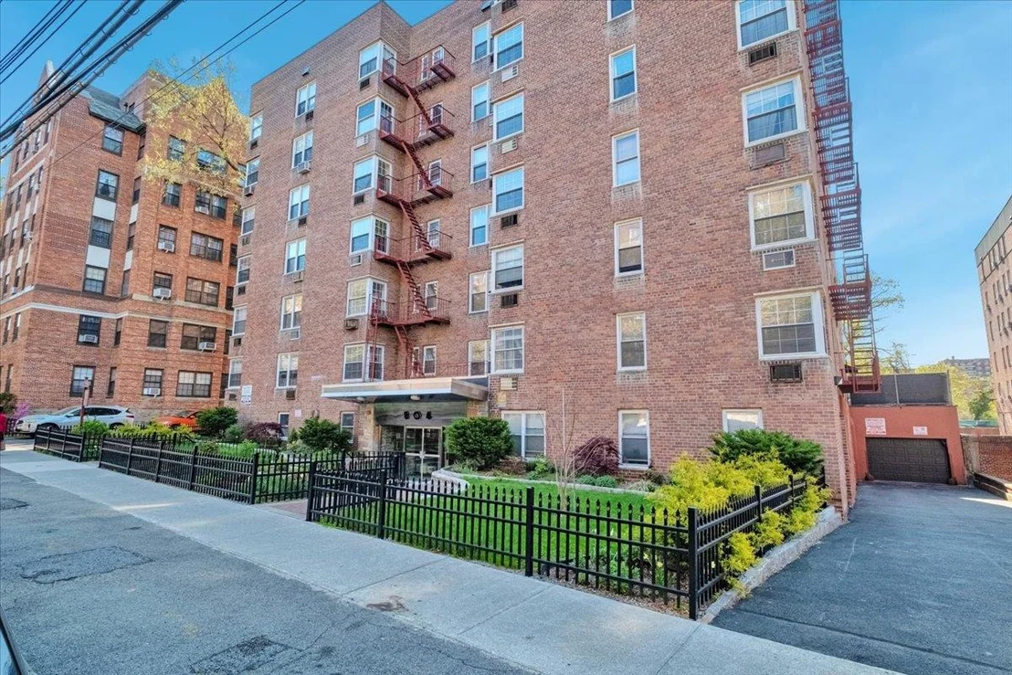 Photo of Unit 1A at 804 Bronx River Road