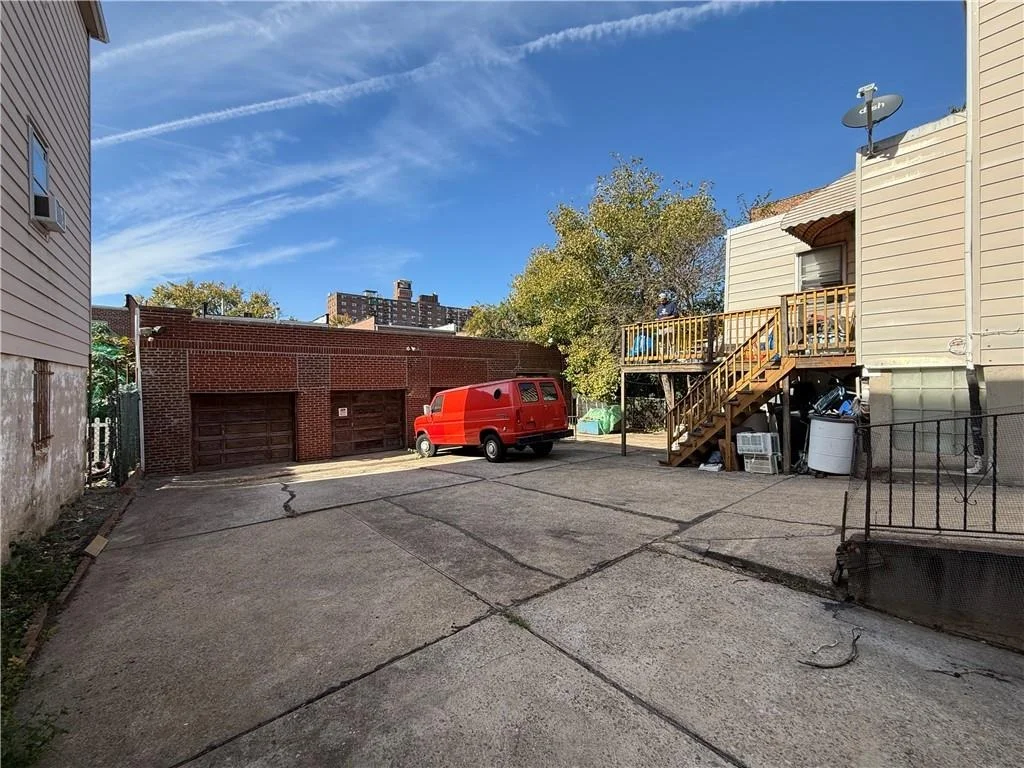 Photo of 1933 Pilgrim Avenue