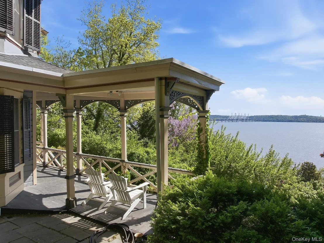 Photo of 215 River Road