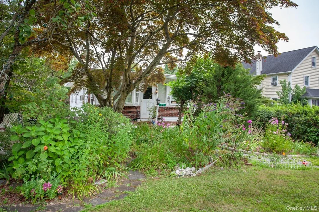 Photo of 211 Broadway