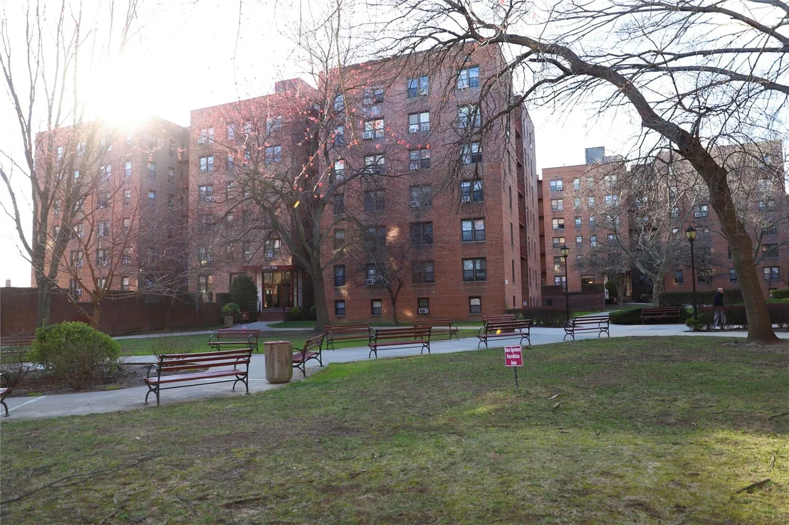 Photo of Unit APT4F at 150-29 72nd Rd
