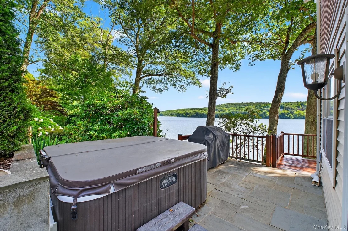 Photo of 60 LAKEVIEW DR