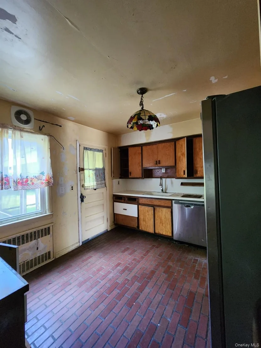 Photo of 156 Brookside Ave.