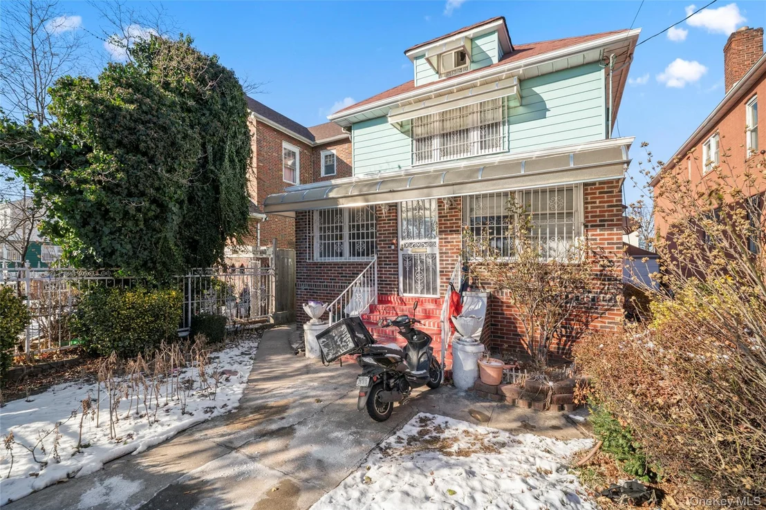 Photo of 871 Linden Boulevard