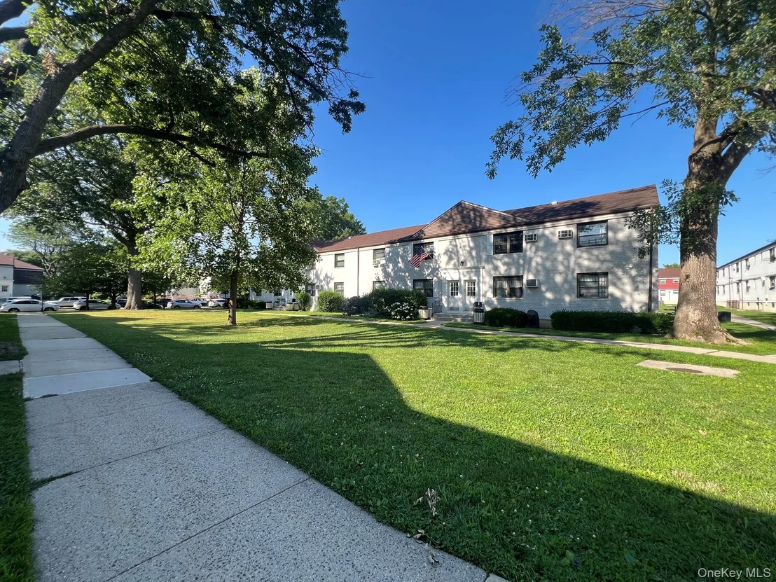 Photo of Unit B at 13714 68TH DRIVE