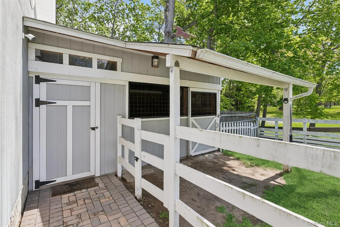 Photo of 1039 Middle Road