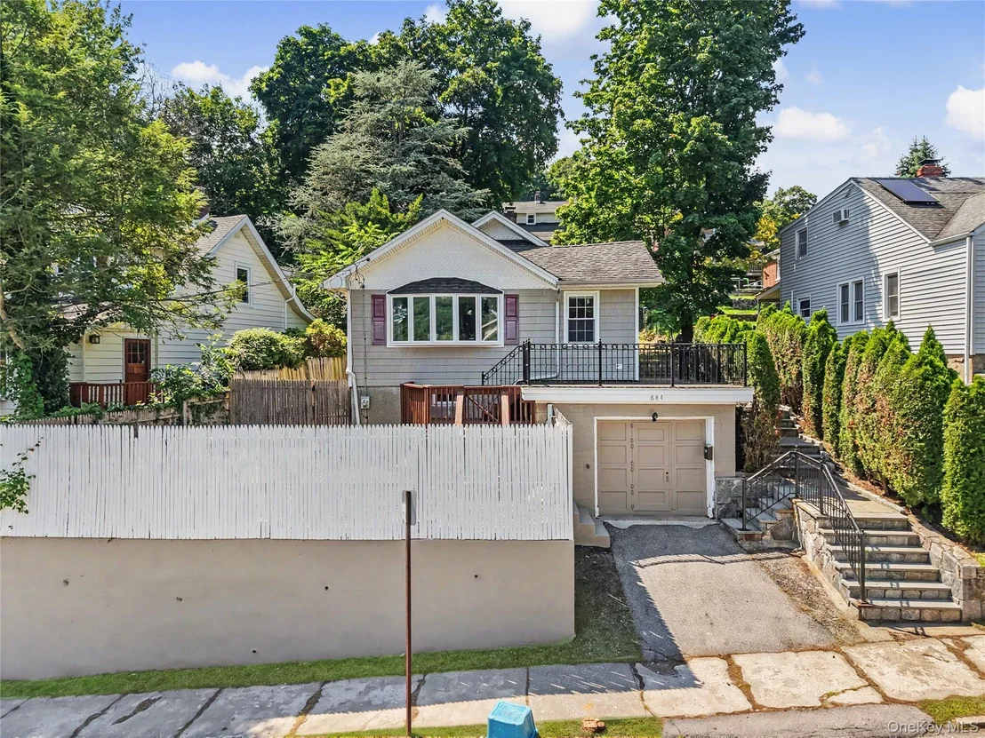 Photo of 684 Marion Avenue